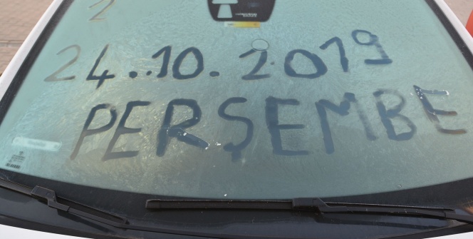 Soğuktan araçların camları dondu