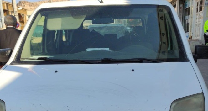 Derik’te kaçak elektrik kontrolü yapan ekiplere taşlı saldırı