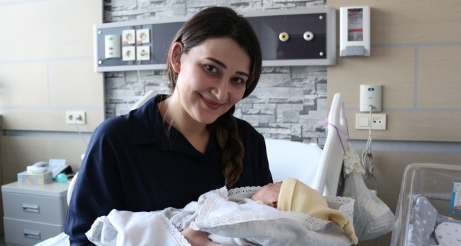 955 gram doğan Aren bebek 100 günde hayata tutundu
