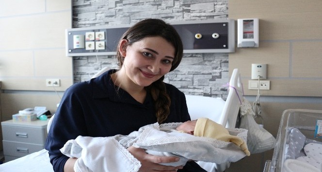 955 gram doğan Aren bebek 100 günde hayata tutundu