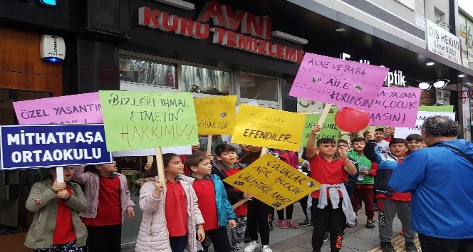Minik öğrenciler ‘Çocuk Hakları’ için yürüdü