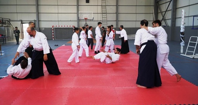Üniversite öğrencilerine Aikido dersi