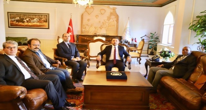Küba Büyükelçisi Nunez, Belediye Başkanı Arı’yı ziyaret etti
