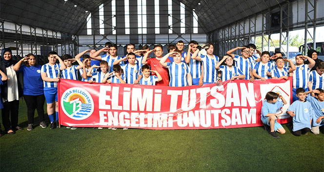 Özel çocuklar sahaya çıktı , Mehmetçiğe asker selamıyla destek verdi