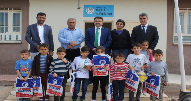 Çiçek yerine bağış istemişti, 550 öğrenciye eğitim seti alındı