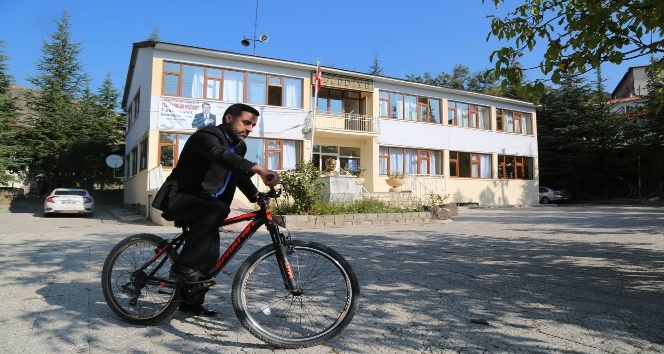 Başkan, makam aracı yerine bisiklet kullanıyor