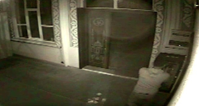 Cemaat çıktıktan sonra anahtarla açtığı camiye girip çelik kasayı boşalttı
