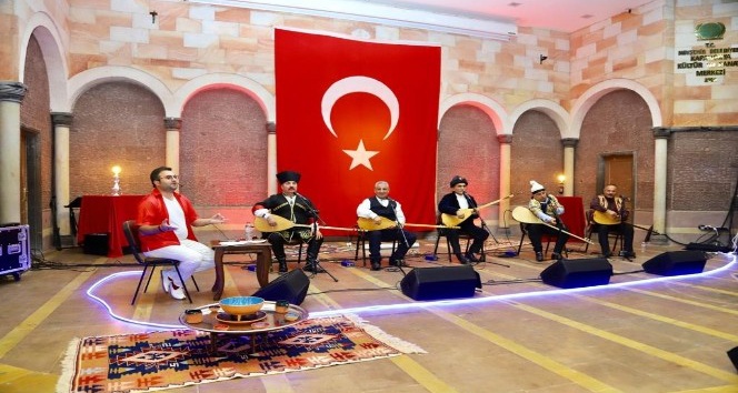 Aşıklar sazlarıyla ve sözleriyle gönülleri fethetti
