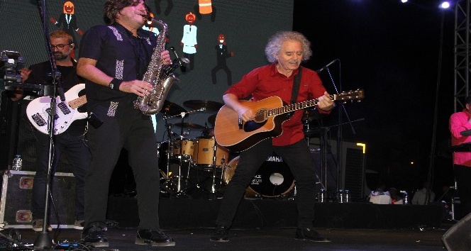 Yeni Türkü Mersinlileri coşturdu