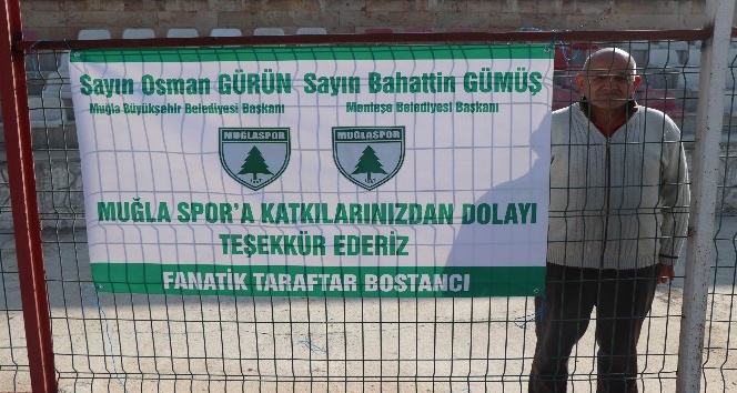 63 yaşındaki fanatik taraftar tek başına takımını destekledi