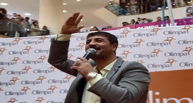 Başakşehir’deki bir AVM’de Fatih Bulut izdihamı