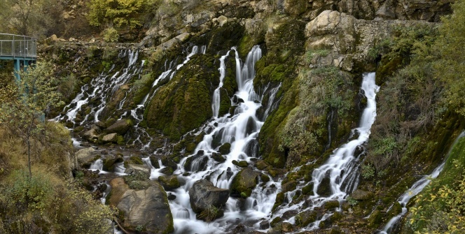 Kırk gözeli Tomara Şelalesi sonbahar mevsiminde ayrı bir güzel