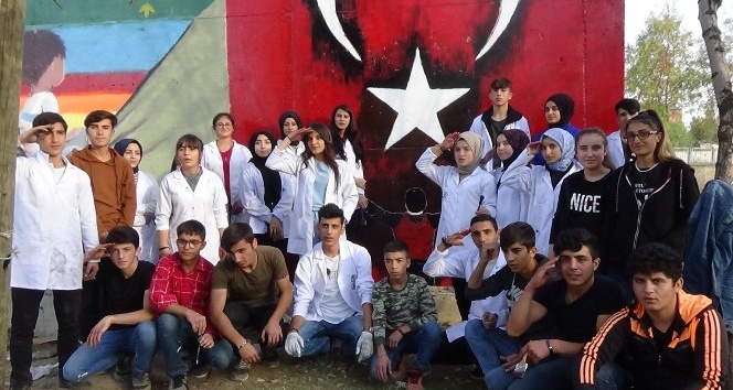 Koca yürekli öğrenciler “Çocuk Evleri” sitesinin duvarlarını rengarenk boyadı