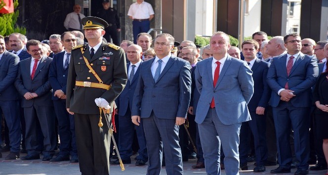 Sinop’ta Cumhuriyet Bayramı, çelenk töreniyle başladı