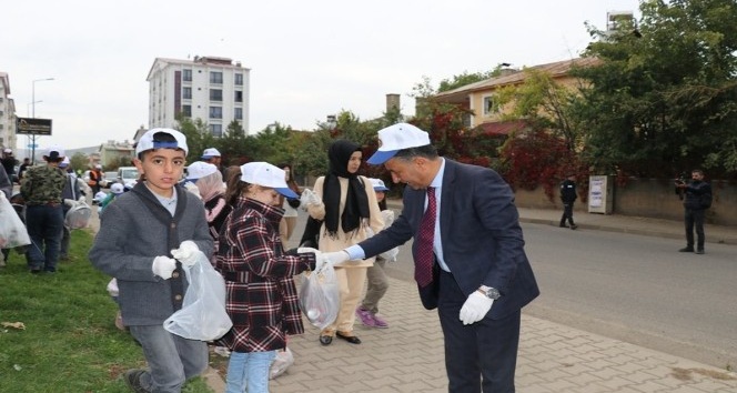 Başkan Arıkan, öğrencilerle çöp topladı