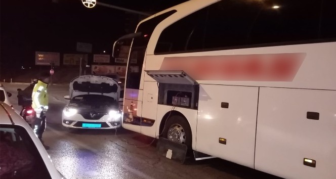 Arızalanan otobüsün şoförünün imdadına polisler yetişti