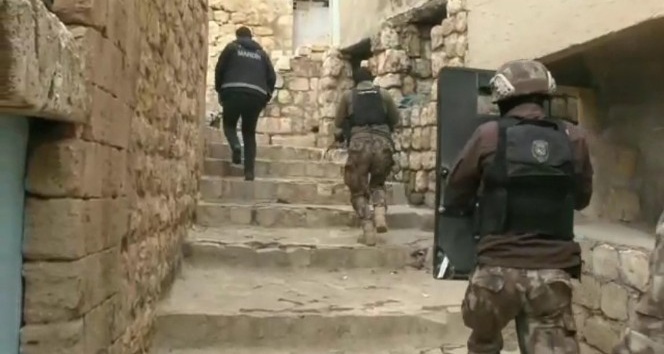 Mardin’de zehir tacirlerine yönelik özel harekat destekli şafak operasyonu