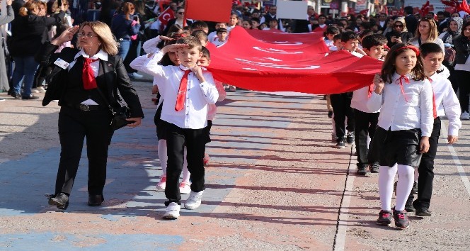 Bolu’da Cumhuriyet Bayramı binlerce kişinin katılımıyla kutlandı