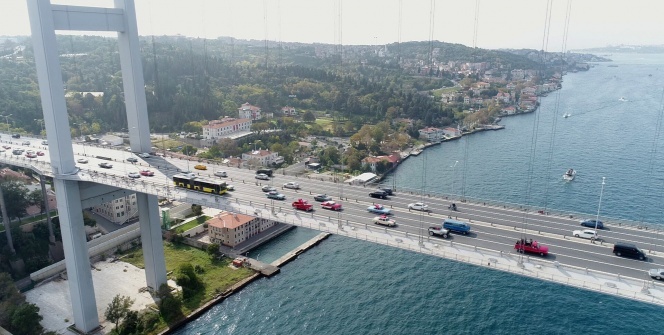 Klasik otomobillerin 15 Temmuz Şehitler Köprüsü’ndeki Cumhuriyet konvoyu havadan görüntülendi