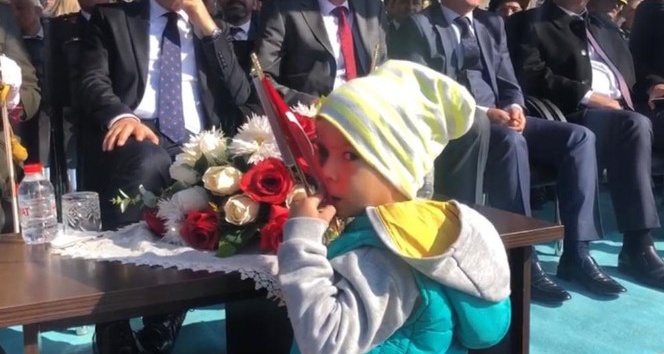 2 yaşındaki çocuğun bayrağı öpmesi kutlamalara damga vurdu