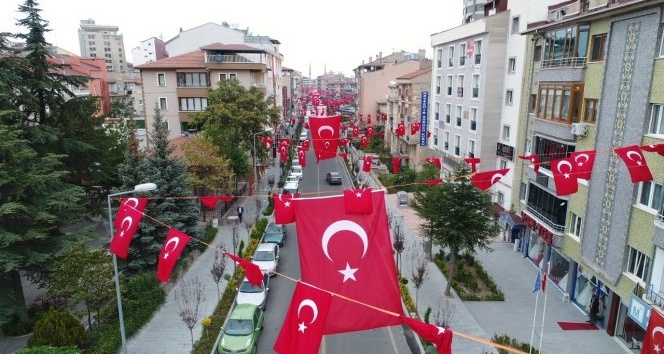 Nevşehir sokakları ay-yıldıza büründü