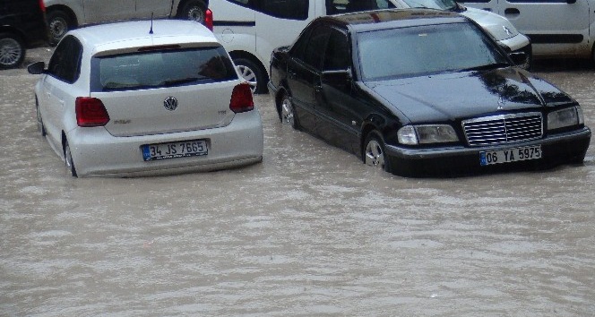 Mardin’de sağanak yağış yolları göle çevirdi