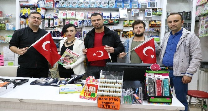 Türk bayrağı hediye edip kan şekerlerini ölçtüler