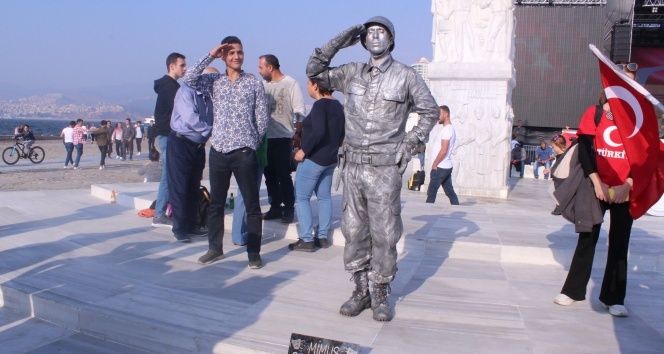 Canlı mı heykel mi şaşırdılar: Canlı heykel 22 saati geride bıraktı