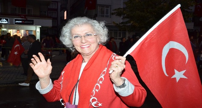 Kırşehirliler, Cumhuriyet yürüyüşünde meşale yakıp Türk Bayrağı açtı