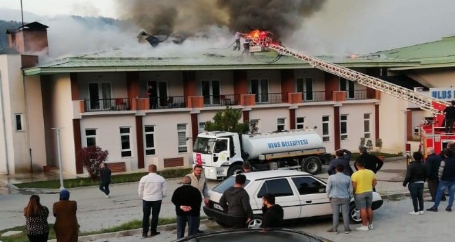 Bartın’da otel çatısında çıkan yangın paniğe neden oldu