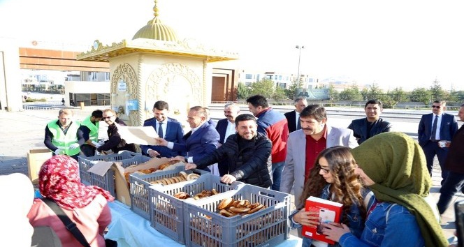 Nevşehir Belediye Başkanı Arı, üniversite öğrencilere süt ve poğaça ikram etti