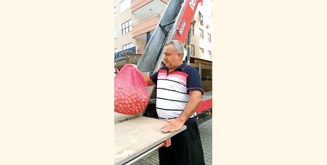 Asansörü olmayan binadaki dairesine pazar alışverişini vinçle çıkardı