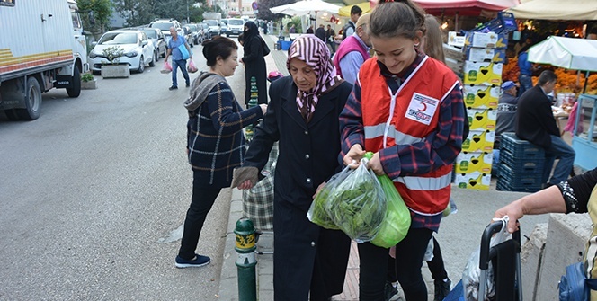 Pazardan dönen yaşlılara öyle bir sürpriz yaptılar ki...Kimse inanamadı