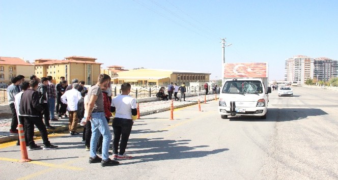 Karaman’da kamyonetin çarptığı lise öğrencisi ağır yaralandı