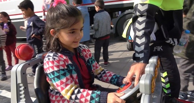 ’Mobil Trafik Eğitim Tırı’nda çocuklar, eğlenerek öğreniyor