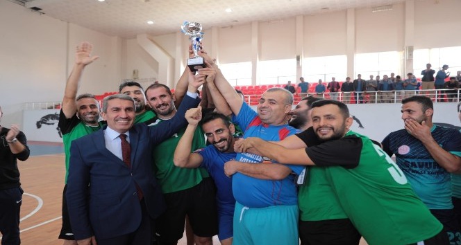 Öğretmenler futsalda kapıştı