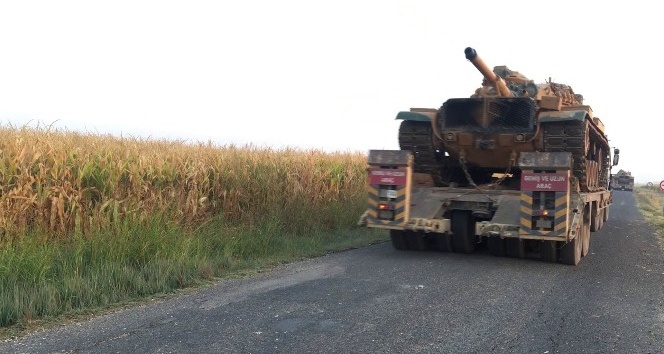 Devriye öncesi sınır hattına tank sevkiyatı