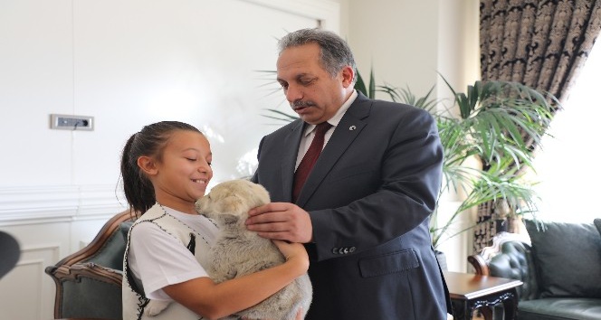 Pati Köyü’nün muhtarı yeleğini giydi