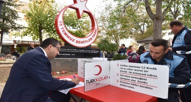Başkan Öz ve belediye personelinden Kızılay Haftasında anlamlı bağış
