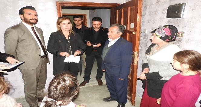 Tuşba Kaymakamı Meral Uçar Arpa, evi yanan aileyi ziyaret etti