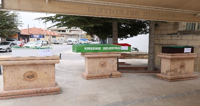 Eşi tarafından katledilen kadın, 2 çocuğuyla son yolculuğuna uğurlandı