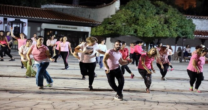 Meme Kanserine ‘Zumba’ yaparak dikkat çektiler