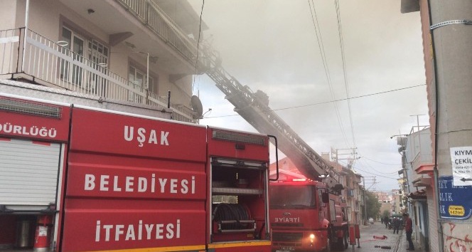 Uşak’ta bir evin çatı katında çıkan yangın mahalleliyi korkuttu