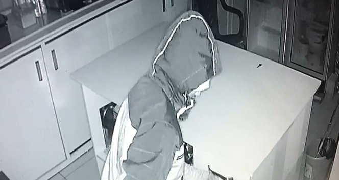 Kantindeki hırsızlık girişimi kameraya yakalandı