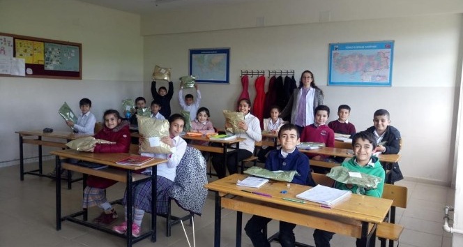 Fedakar öğretmenden muhtaç öğrenci ve ailelere yardım seferberliği
