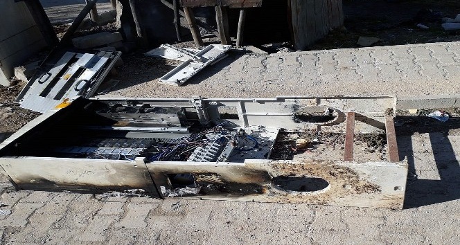 Mardin’de kaçak elektriği önleyen panoları kırıp yaktılar