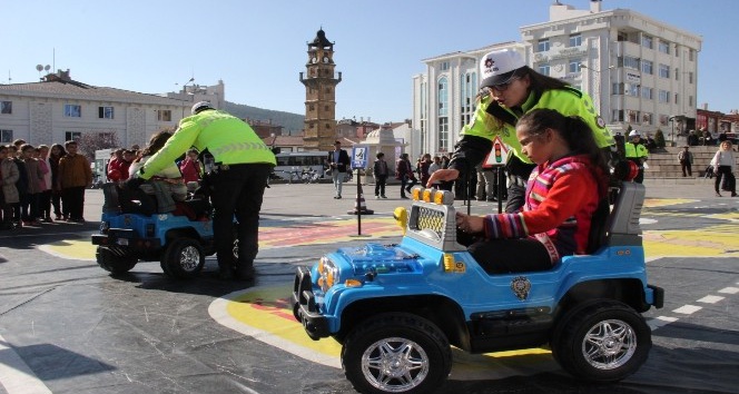Mobil Trafik Eğitim tırı ile çocuklar eğlenerek öğreniyor