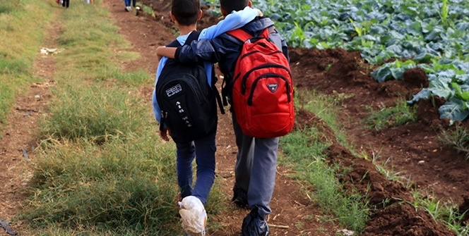 Ayaklarında poşetle okula gidiyorlar