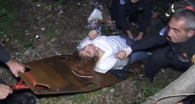 Uçuruma düşen kadın kendisini kurtarmak isteyen ekiplere cep telefonu arattı