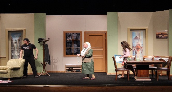 Şafak Sezer’den tiyatrolar boş kalmasın çağrısı